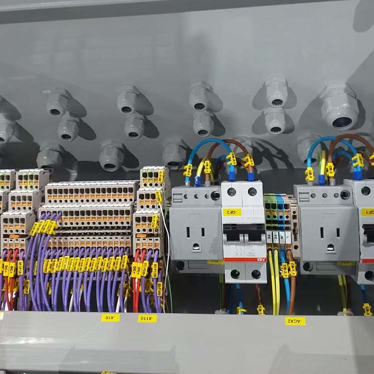 Shouke monteert en draden elektrische bedieningskasten
